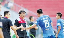 HLV Phan Thanh Hùng (trái) tiếp tục ghi dấu ấn tại Than Quảng Ninh sau khi chia tay Hà Nội T&T. Ảnh: VSI.