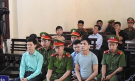 Các bị cáo trong phiên tòa xét xử vụ án liên quan tới chạy thận nhân tạo tại Bệnh viện Đa khoa tỉnh Hòa Bình. (Ảnh: PV/Vietnam+)