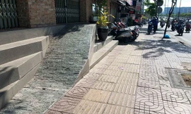 Nhiều căn nhà trên đường Phạm Văn Đồng (TPHCM) có nền nhà cao chênh vênh so với lề đường.