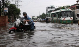 Đường vẫn ngập nặng sau mưa.