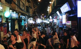 Từ 1/9, Hà Nội thí điểm kinh doanh dịch vụ đến 2h sáng. Ảnh chụp tại phố Tạ Hiện. Ảnh: Như Ý.