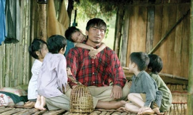 Cảnh trong phim “Cha cõng con”.