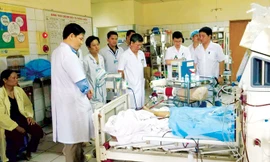 Các bác sĩ Bệnh viện Bạch Mai theo dõi tình trạng sức khỏe bệnh nhân vụ tai biến y khoa tại Hòa Bình. Ảnh: PV.