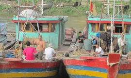 Ngư dân chuẩn bị ngư lưới cụ cho chuyến ra khơi. Ảnh: Phạm Thanh.