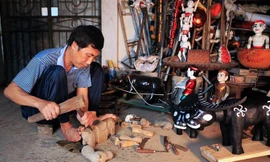 Xưởng rối tại nhà anh Tuân.