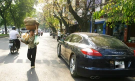 Khoảng cách giàu nghèo ngày càng tăng tại Việt Nam. Ảnh: Hồng Vĩnh.