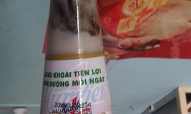 Một trong số những chai được ông Huy chụp ảnh gửi đến Hội bảo vệ người tiêu dùng huyện Cái Nước (Cà Mau) vì thấy có vật lạ bên trong.