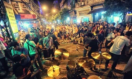 Trình diễn nghệ thuật đường phố trên tại khu vực phố đi bộ Lương Ngọc Quyến - Tạ Hiện. Ảnh: Zing