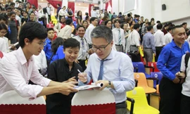 GS Ngô Bảo Châu ký tặng các bạn sinh viên Đà Nẵng. Ảnh: Thanh Trần.