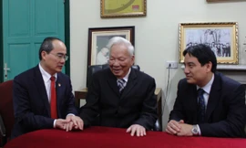 Chủ tịch Ủy ban T.Ư MTTQ Việt Nam và Bí thư thứ nhất T.Ư Đoàn hỏi thăm sức khỏe nguyên Chủ tịch nước Đại tướng Lê Đức Anh.