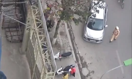 Các phóng viên tìm cách tiếp cận từ nhiều góc độ.