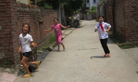 Những đứa trẻ vui chơi tại thôn Đông Mai. Ảnh: Nguyễn Hoài.