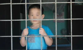 Việc trẻ em bị nhốt trong nhà một mình sẽ đối mặt với nhiều tai nạn thương tâm, thậm chí là mất cả tính mạng (Ảnh minh họa).