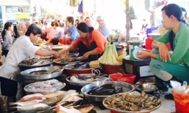 Sau khi ra khỏi chợ đầu mối nông sản Bình Điền - nhiều loại thủy sản này được tiểu thương đẩy giá chục lần khi bán ở chợ lẻ. Ảnh: L.N.