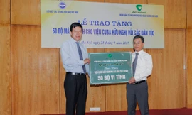 Vietcombank tặng 50 bộ máy tính cho các bạn Cu Ba