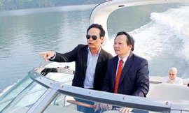 Ông Ðào Hồng Tuyển- Chủ tịch Tập đoàn Tuần Châu (bên trái) và ông Nguyễn Văn Tuấn - Tổng cục trưởng Tổng cục Du lịch trao đổi về những ý tưởng kết nối du lịch Vịnh Hạ Long- Cát Bà.