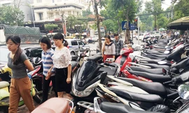 Tăng phí lòng, hè đường sẽ được HĐND Hà Nội xem xét tại kỳ họp khai mạc sáng nay. Ảnh: T.Đảng.