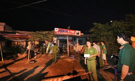 Công an quận Liên Chiểu phong tỏa hiện trường những nhà bị hư hại nặng sau vụ chập điện để điều tra vụ việc. Ảnh: Vnexpress