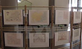 Trưng bày các tư liệu, bản đồ chứng minh chủ quyền của Việt Nam đối với hai quần đảo Hoàng Sa và Trường Sa tại Hungary. (Ảnh : Trần Quang Vinh/TTXVN)