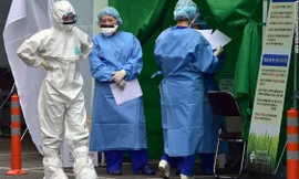 Các nhân viên y tế mặc trang phục bảo hộ tại các điểm cách ly phục vụ bệnh nhân MERS tại Bệnh viện Đại học Konkuk, Seoul.