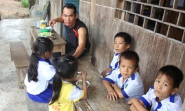 Thầy Nguyễn Quốc Thắng chuẩn bị cơm cho học trò.