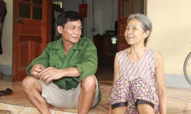 Vợ chồng bà Tâm, ông Thoại hạnh phúc bên ngôi nhà nhỏ. Ảnh: Cảnh Huệ.