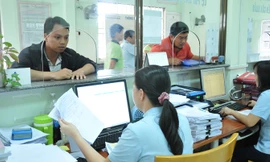 Doanh nghiệp làm thủ tục xuất nhập khẩu tại Chi cục Hải quan Khu Công nghiệp Sóng Thần. Ảnh: Tuấn Nguyễn.