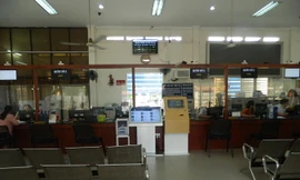 Phòng tiếp nhận và hoàn trả kết quả giải quyết hồ sơ thủ tục hành chính thuộc Văn phòng UBND quận Bình Thạnh vắng hoe (ảnh chụp lúc 15 giờ ngày 21/2) vì ít người dân đến làm thủ tục ngày đầu Xuân. Ảnh: Huy Thịnh.