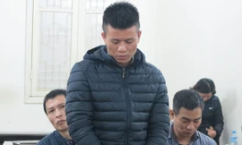 Thám (đứng), Văn (trái) và Khang tại tòa