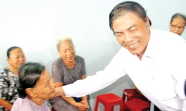 Ông Nguyễn Bá Thanh với người dân làng phong Hòa Vân (quận Thanh Khê) tháng 9/2012. Ảnh: Nguyễn Huy.