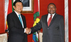 Tổng thống Mozambique Filipe Jacinto Nyusi đón Chủ tịch nước Trương Tấn Sang tại phủ Tổng thống. Ảnh: TTXVN.