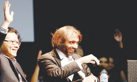 Giáo sư Ngô bảo Châu và giáo sư Cédric Villani giao lưu với các bạn trẻ Việt Nam. Ảnh: Thanh Giang.