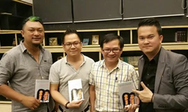 Nhà văn Nguyễn Nhật Ánh (áo ca rô) và ê kíp làm phim.