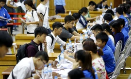 Sinh viên làm thủ tục nhập trường tại trường ĐH Bách khoa, Hà Nội. Ảnh: Ngọc Châu.