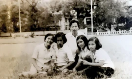 Thầy giáo Nguyễn Bắc Sơn và các học trò lớp 8A Trưng Vương Hà Nội, thập kỉ 80 thế kỉ trước. Ảnh: NVCC.