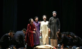 “Quẫn” của Lộng Chương hồi sinh tại Nhà hát Lớn với phong cách biểu hiện ước lệ.