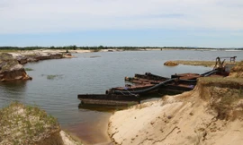 Moong mỏ sắt Thạch Khê tiềm ẩn hiểm nguy, năm 2010, có hai học sinh bị đuối nước tại hồ này. Ảnh: Hùng Hải.