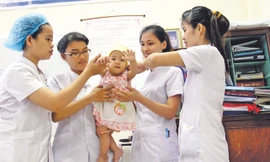 Ngày cuối bé Bình được nâng niu trong vòng tay của các mẹ trước khi phải vào trại trẻ mồ côi. Ảnh: Thanh Trần 