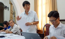 Chủ tịch Hội NSNA Việt Nam Vũ Quốc Khánh điều khiển cuộc họp giàu kịch tính cuối tháng 10. Ảnh: Lưu Quang Phổ.