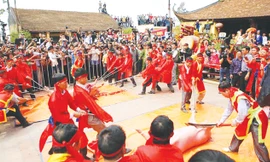 Quang cảnh lễ hội chém lợn ở Ném Thượng, mùng 6 Tết năm nay. Ảnh: Như Ý.