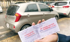 Ngoài thu giá vé cao và không đúng quy định cho xe 5 chỗ, Cty Huy Khánh còn không xuất trình giấy phép trông xe ở phủ Tây Hồ khi đoàn kiểm tra yêu cầu.