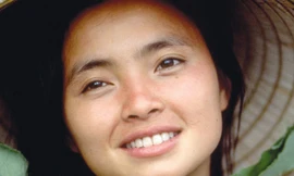 Hình ảnh quen thuộc, nổi tiếng của Lê Thị Hiệp trên các poster phim "Trời và Ðất".