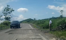 Ðường Trường Sơn Ðông bị hư hỏng để lại những hố sâu nguy hiểm.