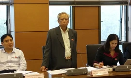 Phó Chủ nhiệm Ủy ban Pháp luật Trần Đình Long nói không biết trả lời thế nào với cử tri về vấn đề biển Đông dù nhiệm kỳ đã chuẩn bị kết thúc.