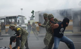 ĐVTN Binh chủng Đặc công tham gia diễn tập chống khủng bố, giải thoát con tin, tháng 5/2017. Ảnh: Nguyễn Minh.