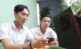 Phan Thanh Phong (phải) và Lê Hoàng Tuấn thử nghiệm sản phẩm IFF.