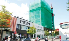 Khu đất 57 Lê Duẩn nằm ở vị trí đắc địa đã được đầu tư xây dựng khách sạn cao tầng, bên cạnh là những cửa hàng thời trang sầm uất. Ảnh: PV.