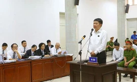 Ông Đinh La Thăng khai trước tòa rằng, PVN đã xin thoái vốn khỏi OceanBank từ 2012-2013 nhưng không được (?).