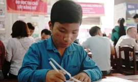 Hồ Xuân Sang làm thủ tục nhập học tại ĐH Duy Tân. Ảnh: Nhật Hạ.