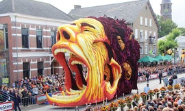 Một số tác phẩm hoa trong lễ hội vinh danh Van Gogh.